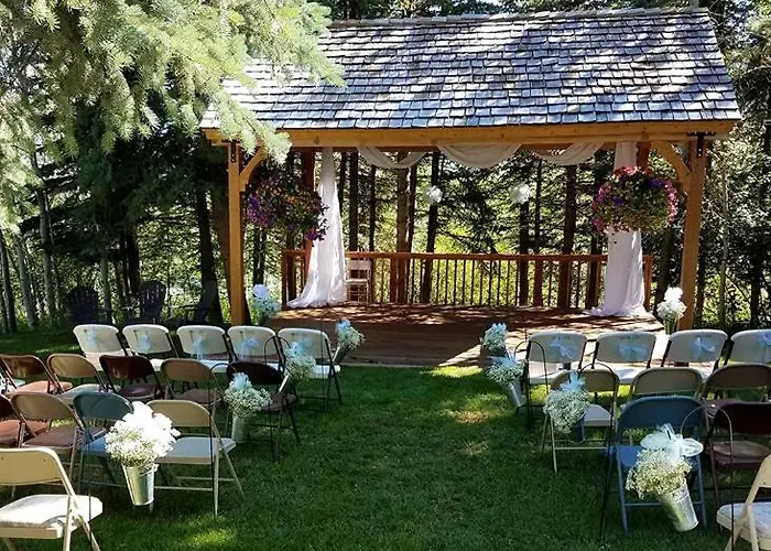Barn-style Vacation With Mountain Views In Thayne, Wyoming